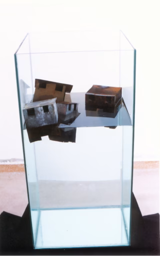 ΣΠΙΤΙΑ ΣΤΟ ΝΕΡΟ ΟΞΕΙΔΩΜΕΝΗ ΛΑΜΑΡΙΝΑ ΝΕΡΟ ΓΥΑΛΙ 80 40 40 2001